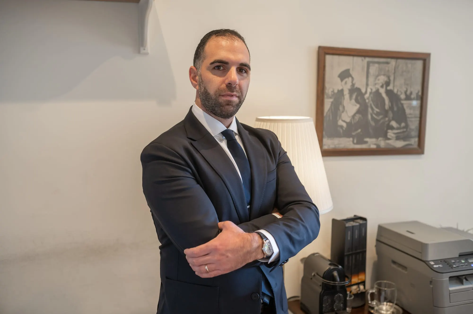 דיוקן עסקי של גבר בחליפה במשרדו